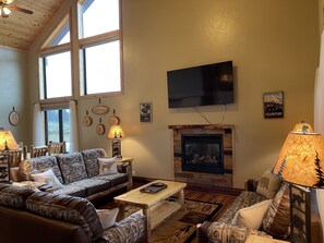 Smart TV, fireplace, books - Mountain View Lodge 10 min to YNP+WiFi+Hot Tub+AC (Island Park)