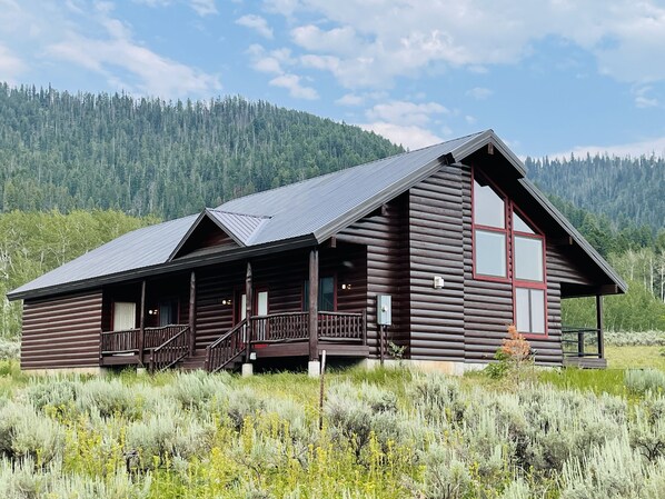 Exterior - Mountain View Cabin with Hot Tub 10 Min to Yellowstone Sleeps 10 (Island Park)