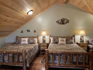 3 bedrooms, iron/ironing board, travel cot, free WiFi - Mountain View Cabin with Hot Tub 10 Min to Yellowstone Sleeps 10 (Island Park)