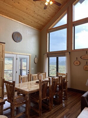 Dining - Mountain View Cabin with Hot Tub 10 Min to Yellowstone Sleeps 10 (Island Park)