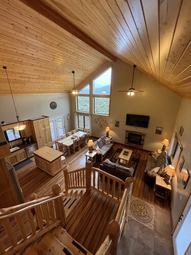 Mountain View Cabin with Hot Tub 10 Min to Yellowstone Sleeps 10