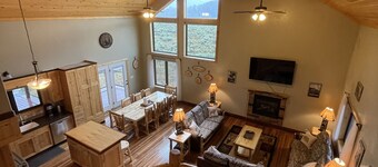 Mountain View Cabin with Hot Tub 10 Min to Yellowstone Sleeps 10