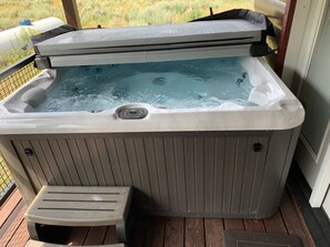 Outdoor spa tub - Mountain View Cabin with Hot Tub 10 Min to Yellowstone Sleeps 10 (Island Park)