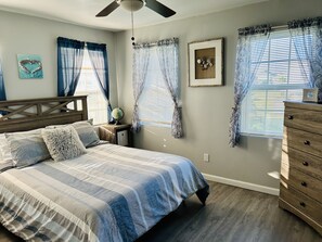 2 soverom, skrivebord, strykejern/-brett og reiseseng for barn