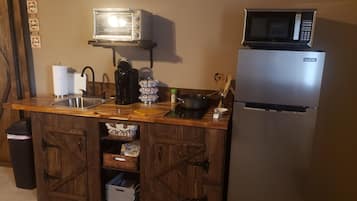 Réfrigérateur, micro-ondes, plaque de cuisson, cafetière/bouilloire