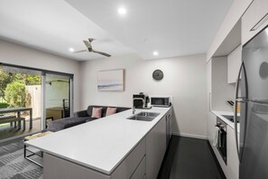 Een koelkast, een magnetron, een oven, een vaatwasser