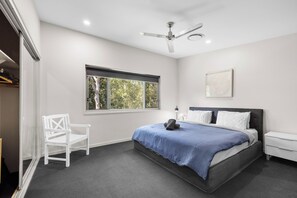 3 bedrooms, desk, iron/ironing board, free WiFi - Spacious 3 bedroom townhouse in prime location! (Carindale)