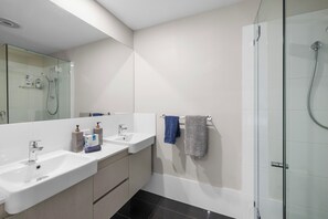Combined shower/tub, hair dryer, towels, soap - Spacious 3 bedroom townhouse in prime location! (Carindale)