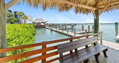 Top Floor Waterfront ~Watch Dolphins; Resort Amenities & WiFi ~Walk to Great Dining, Shops