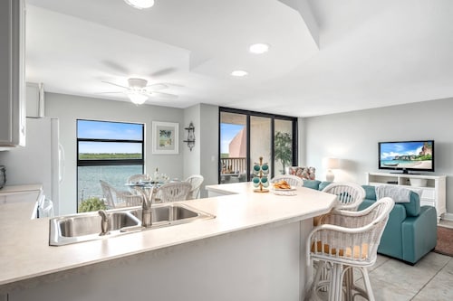 Top Floor Waterfront ~Watch Dolphins; Resort Amenities & WiFi ~Walk to Great Dining, Shops