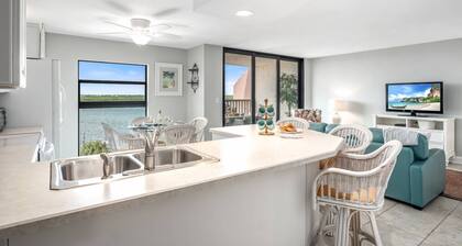 Top Floor Waterfront ~Watch Dolphins; Resort Amenities & WiFi ~Walk to Great Dining, Shops