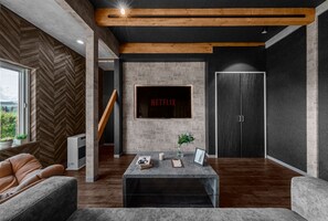 Habitación | Área de sala de estar | Televisión de pantalla plana de 60 pulgadas con canales por cable