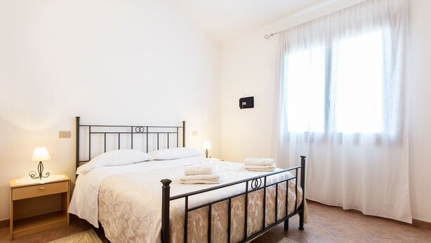 Room - Holiday Apartments in Pula, Sardinia (Pula)
