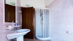 Bathroom - Holiday Apartments in Pula, Sardinia (Pula)