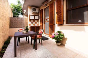 Outdoor dining - CASE VACANZA AIOSARDEGNA PULA CENTRO - Casa Silvia in Centro (Pula)