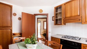 Fridge, oven - CASE VACANZA AIOSARDEGNA PULA CENTRO - Villa Silvana (Pula)