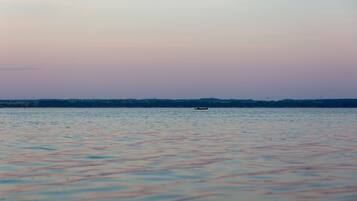 Ligstoelen aan het strand