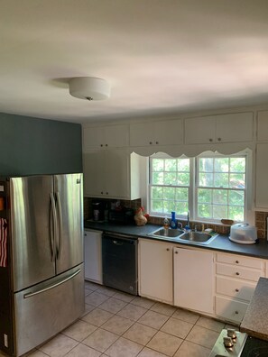 Microwave, dishwasher, coffee/tea maker, cookware/dishes/utensils - Downtown -n- TigerTown - GameDay Ready!! (Clemson)