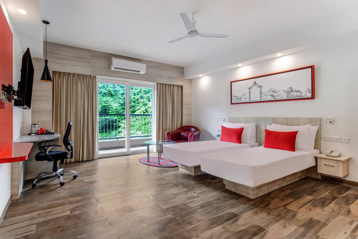 Habitación Deluxe con 2 camas individuales | Escritorio, camas extra, wifi y ropa de cama