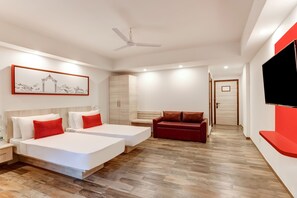 Habitación Deluxe con 2 camas individuales | Escritorio, camas extra, wifi y ropa de cama