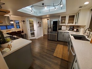 Réfrigérateur, four à micro-ondes, un four, surface de cuisson