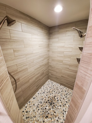 Combined shower/bathtub, hair dryer, towels, soap - Lake Havasu Retreat with Pool & Lake Views (Lake Havasu City)