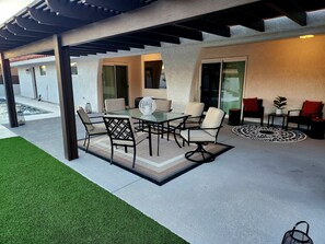 Outdoor dining - Lake Havasu Retreat with Pool & Lake Views (Lake Havasu City)