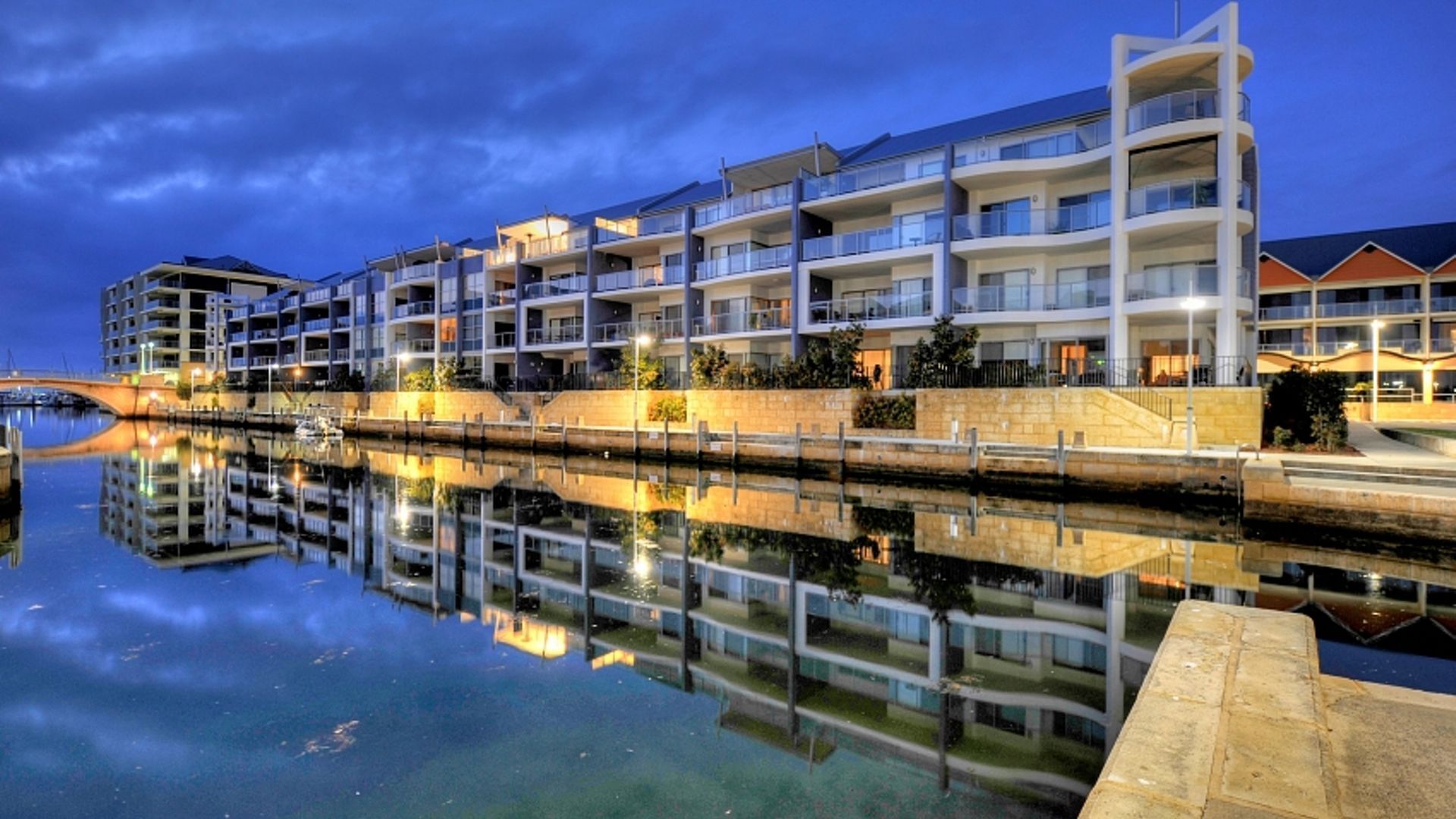 DelMar 6 - Spacious modern apartment with water views ideal for couples and families