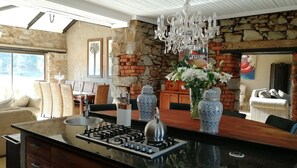 Réfrigérateur, micro-ondes, batterie de cuisine, vaisselle et ustensiles