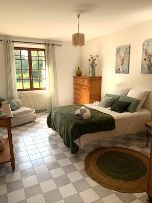 5 chambres, lit de bébé portatif, Wi-Fi, literie fournie
