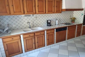 Een koelkast, een microgolfoven, een oven, een kookplaat