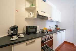 Studio Standar (Moonlight - 150m from the lake) | Dapur pribadi | Lemari es, oven, kompor, dan mesin pencuci piring