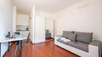 Studio – standard, balkong (Moonlight - 150m from the lake) | Oppholdsområde | En 21-tommers TV med kabel-kanaler