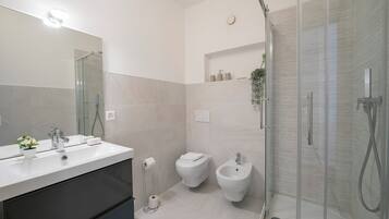 Bañera y ducha independientes, secador de pelo, bidet, toallas