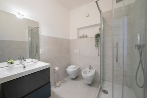 Estudio estándar (Moonlight - 150m from the lake) | Baño | Tina y regadera independientes, secadora de cabello, bidet, toallas 