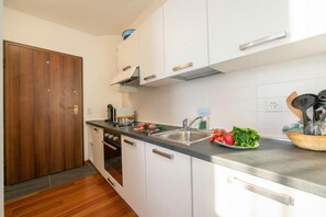 Studio Standar (Moonlight - 150m from the lake) | Dapur pribadi | Lemari es, oven, kompor, dan mesin pencuci piring