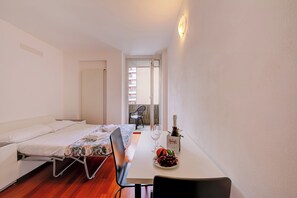 Tabla de planchar con plancha, wifi y ropa de cama