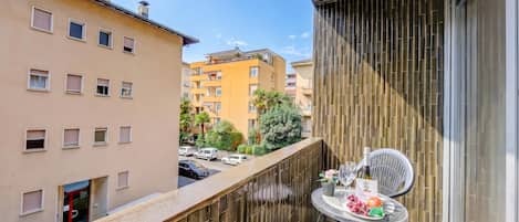 Estudio estándar, balcón (Moonlight - 150m from the lake) | Restaurante al aire libre
