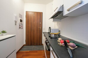 Estudio estándar (Moonlight - 150m from the lake) | Cocina privada | Refrigerador, horno, parrilla de estufa y lavavajillas 