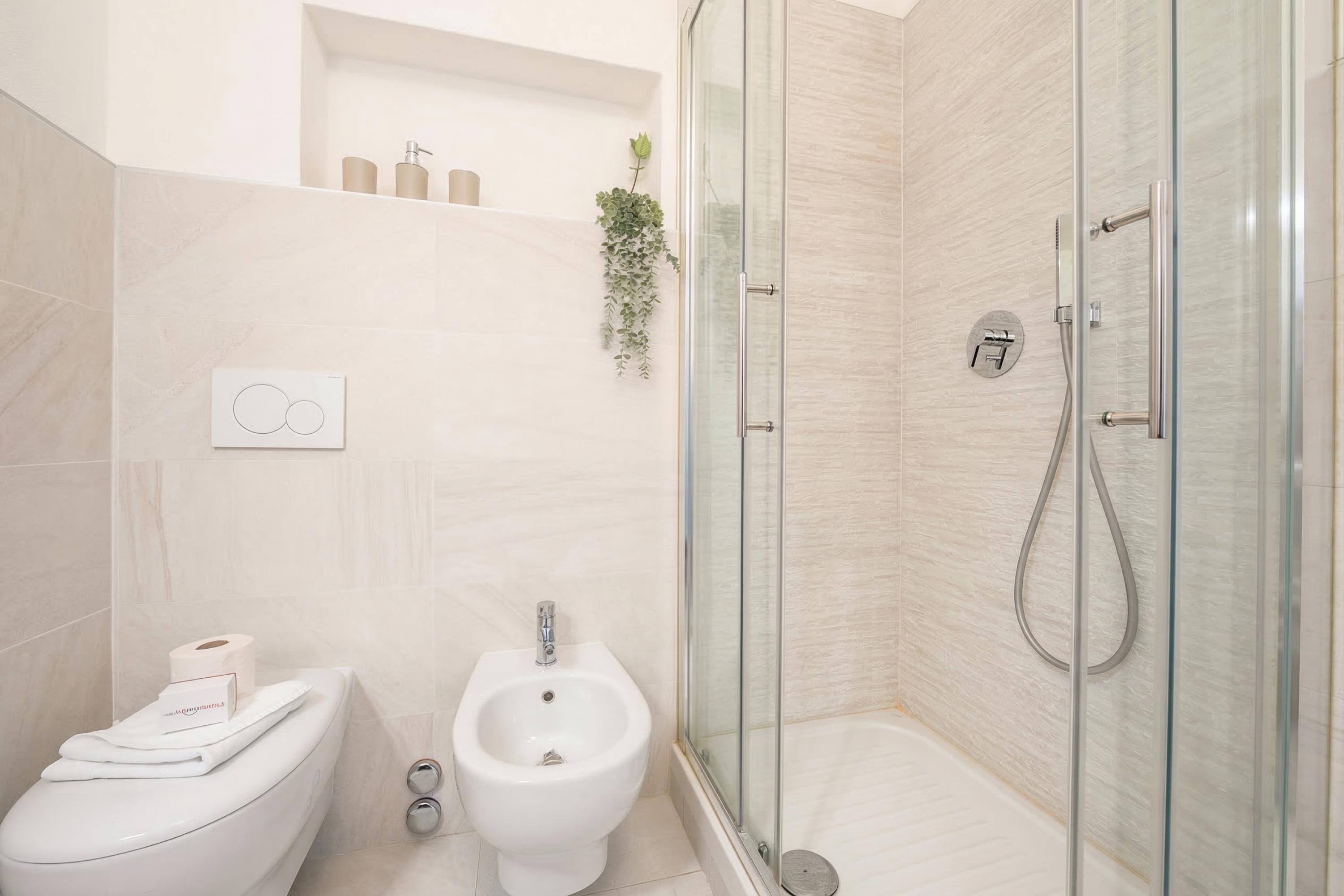 Standard-studiolejlighed (Moonlight - 150m from the lake) | Badeværelse | Separat badekar og bruser, hårtørrer, bidet, håndklæder
