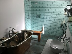 Badewanne, Haartrockner, Handtücher, Seife