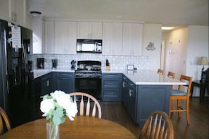 Frigorífico, microondas, horno y placa de cocina