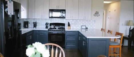 Refrigerador, microondas, horno, placa de cocina