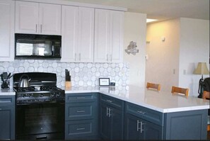 Køleskab, mikrobølgeovn, ovn, kogeplade