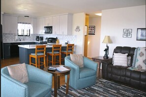 Tv, pejs, dvd-afspiller, kontorer