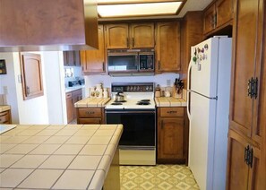 Refrigerador, parrilla de estufa, lavavajillas y cafetera y tetera