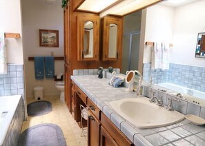 Bathtub, hair dryer, towels - Los Osos One of a Kind Home (Baywood-Los Osos)