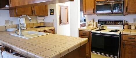 Refrigerador, parrilla de estufa, lavavajillas y cafetera y tetera