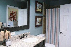 Een douche, een haardroger, handdoeken