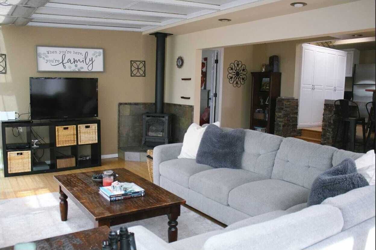 Platt-tv, eldstad, dvd-spelare och kontor